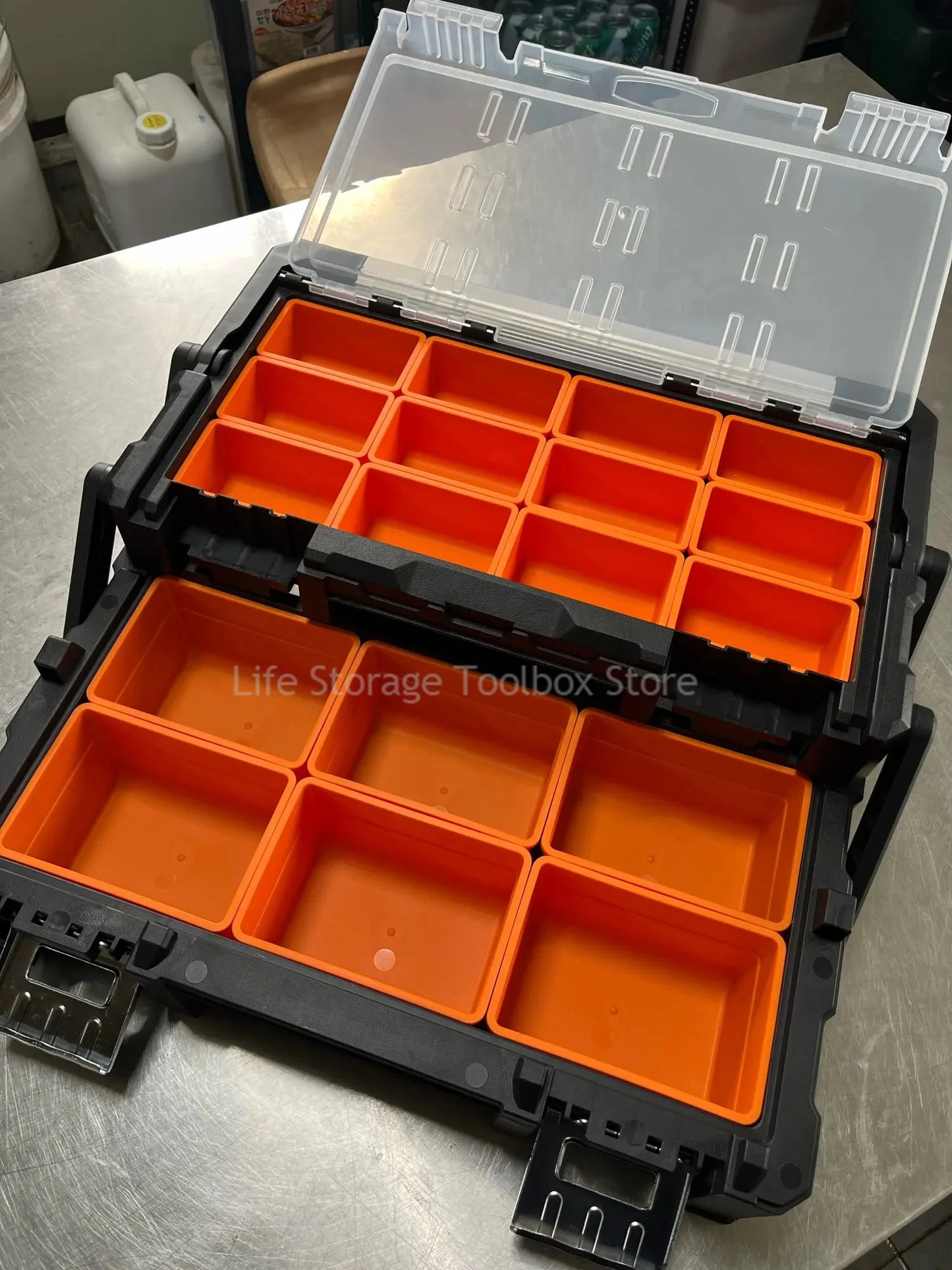 Caisse a outils a deux couches noir-orange ouverte