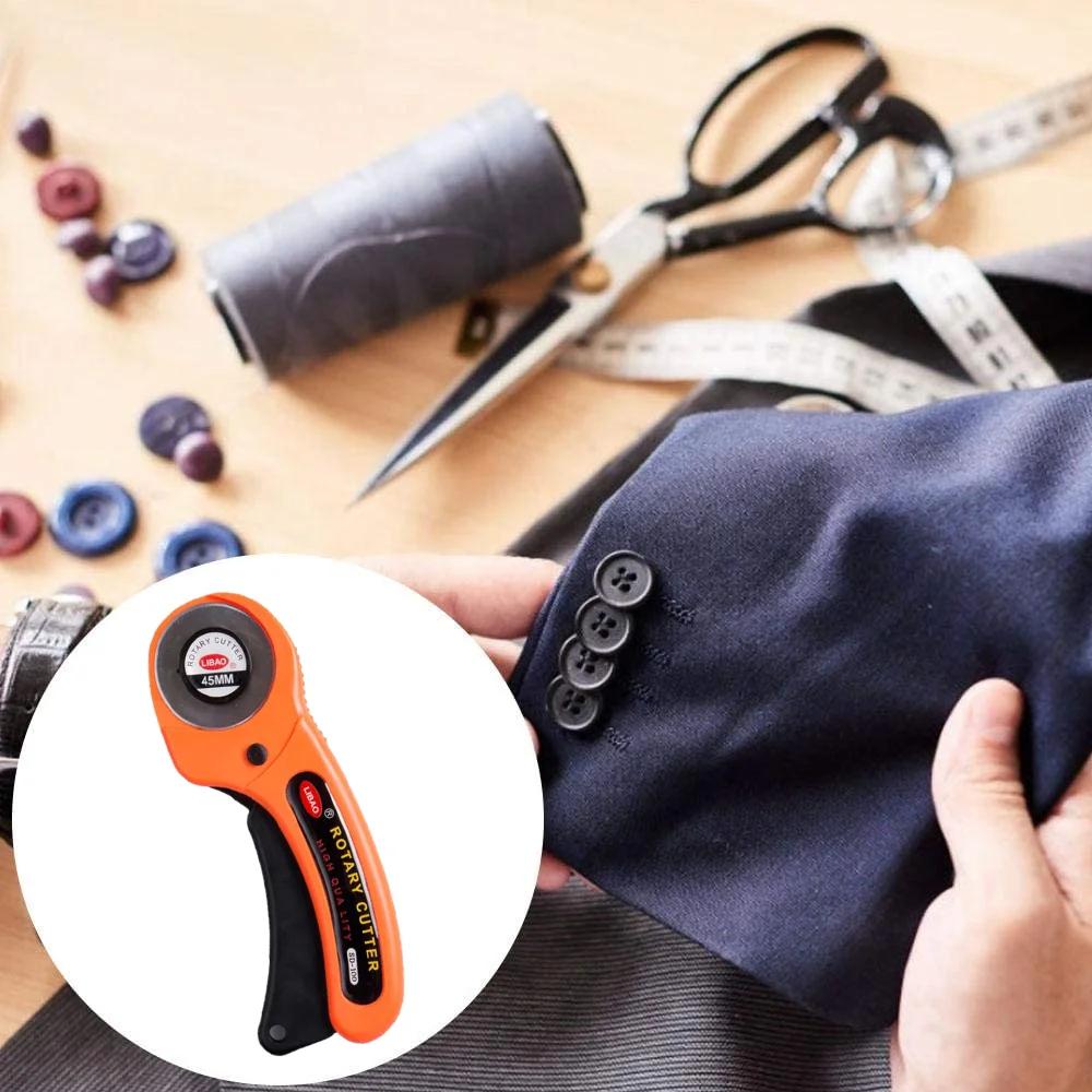 Cutter rotatif orange couper une veste bleue par un tailleur
