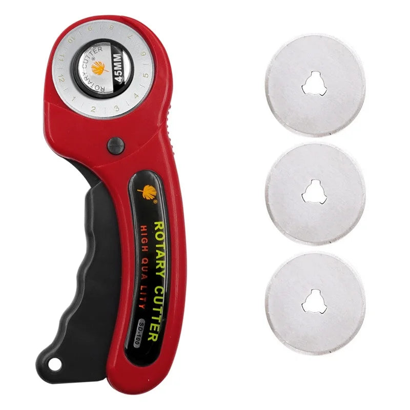 Cutter rotatif rouge avec trois lames