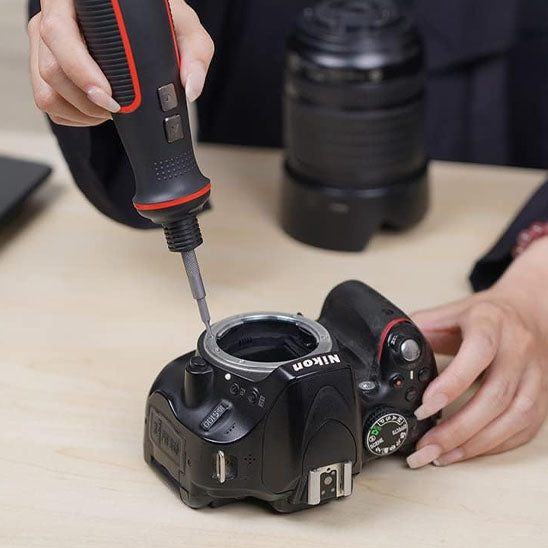 Femme repare appareil photo avec Tournevis electrique Rechargeable USB 3.6V, lumière LED