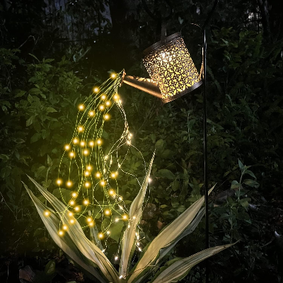 Lampe solaire extérieur éclaire la nuit dans le jardin verdoyant à coté espèces palmier