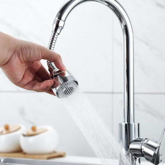 Main de femme lave l'évier de cuisine avec long embout du robinet cuisine
