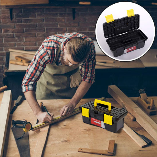Menuisier, scie et Caisse à outils vide noire sur la table, bricolage menuiserie