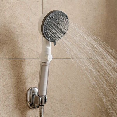 Pommeau de douche blanc anti-calcaire en mode pluie