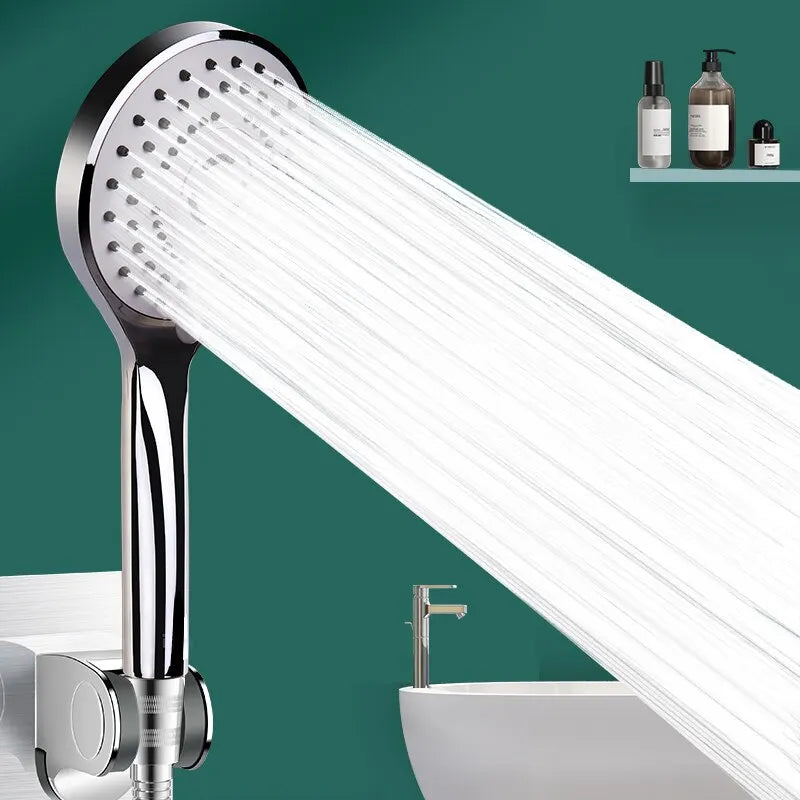 Pommeau de douche en mode pluie dans salle de bain verte