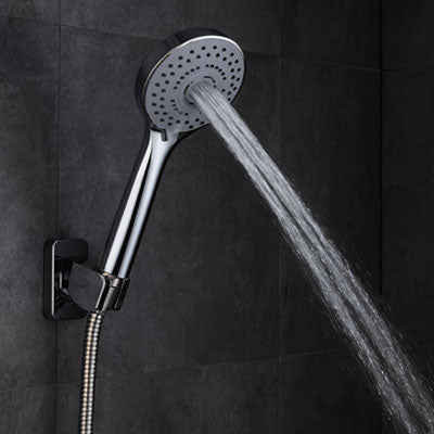 Pommeau de douche sur mur gris , mode pulsations