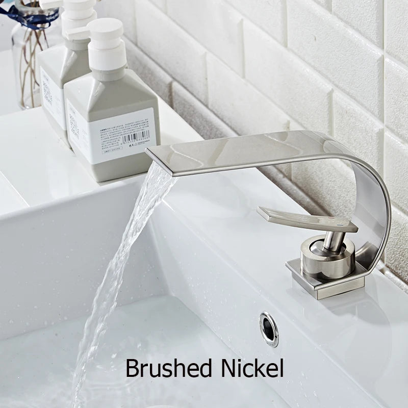 Robinet salle de bain Nickel brossé coule dans le lavabo blanc