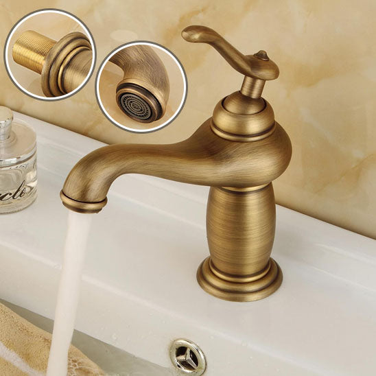 Robinet salle de bain dore antique, eau limpide coule dans le lavabo blanc