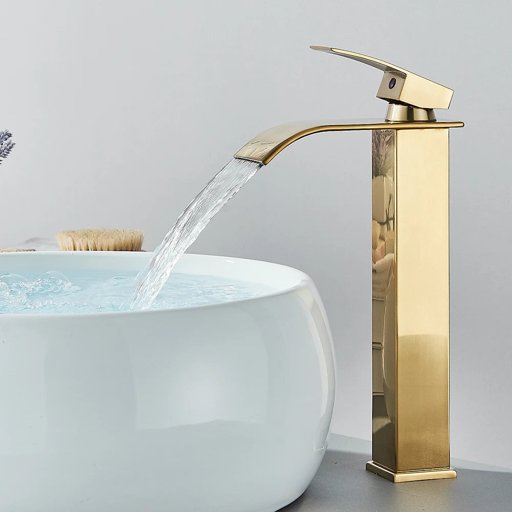 Robinet salle de bain argent long, eau limpide coule cascade, lavabo blanc sphérique, brosse