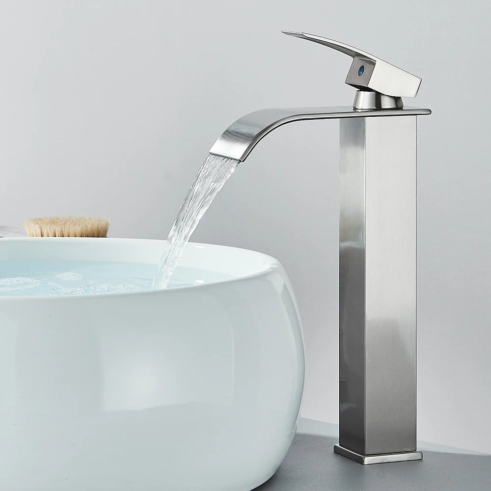 Robinet salle de bain argenté long eau limpide coule cascade lavabo blanc sphérique brosse à cÎté