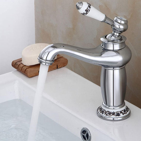 Robinet salle de bain argente antique eau coule lavabo blanc ,savonnette blanche posée sur lavabo