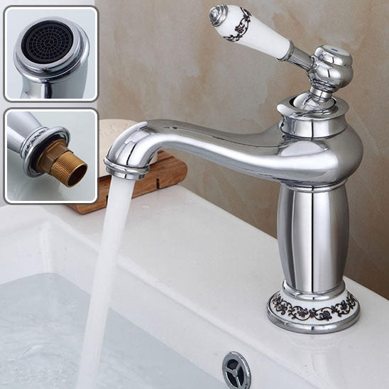 Robinet salle de bain argenté antique, eau coule dans lavabo blanc