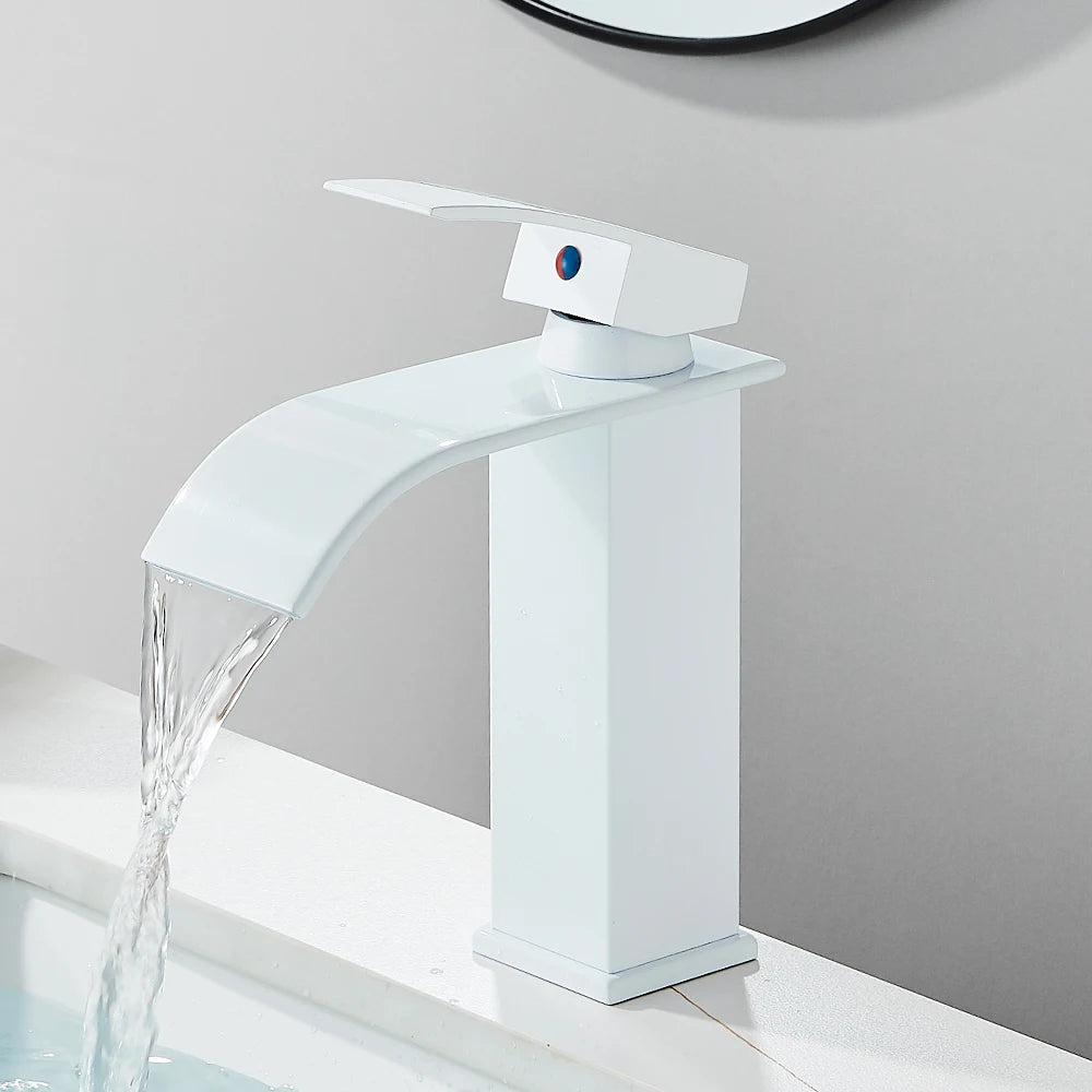 Robinet salle de bain blanc court ,eau limpide coule cascade lavabo blanc