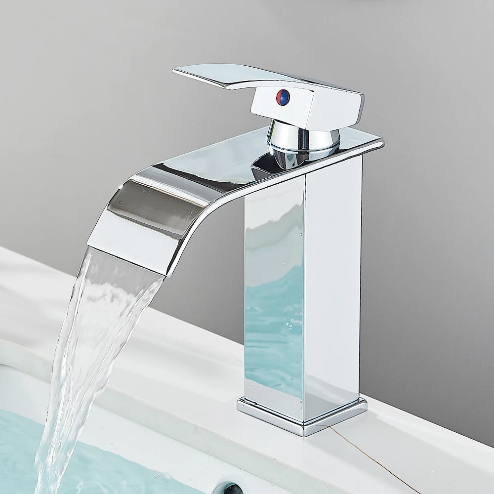 Robinet salle de bain blanc court, eau limpide coule cascade, lavabo blanc