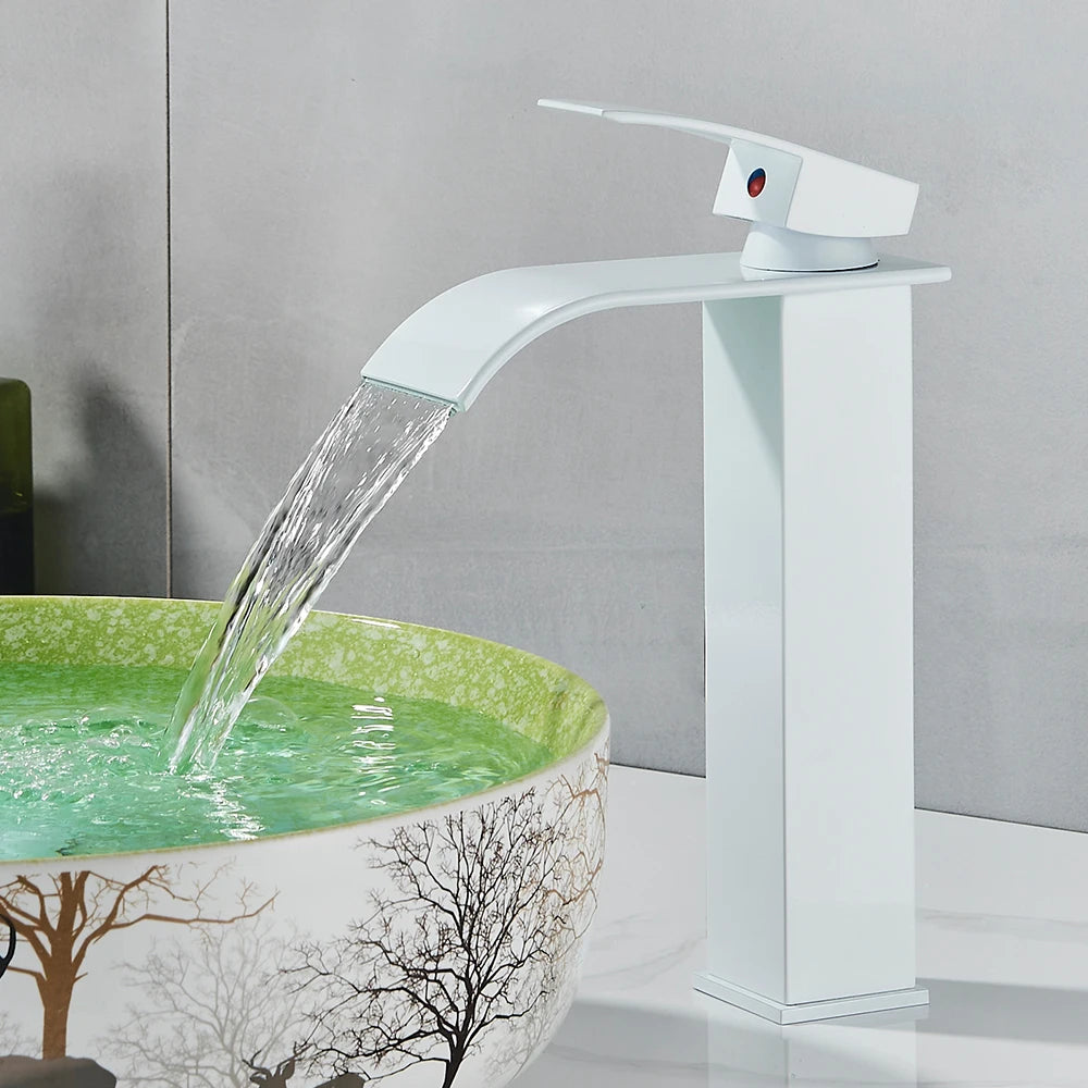 Robinet salle de bain blanc long ,eau limpide coule cascade lavabo blanc et vert sphérique