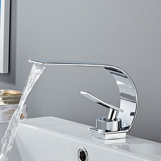 Robinet salle de bain chromé coule dans le lavabo blanc