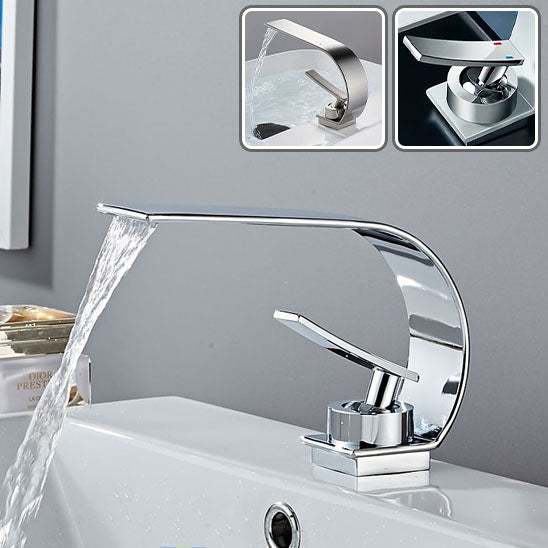 Robinet salle de bain chromé coule dans le lavabo blanc