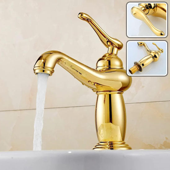 Robinet salle de bain doré antique, eau coule dans lavabo blanc et Robinet salle de bain doré en miniature