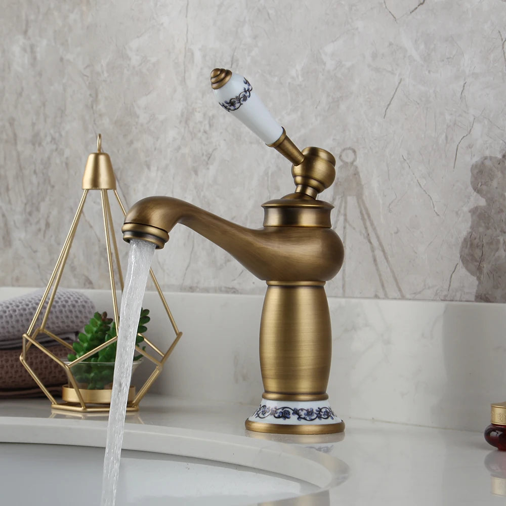 Robinet salle de bain dore antique eau limpide coule lavabo blanc cactus , deux serviettes sur lavabo