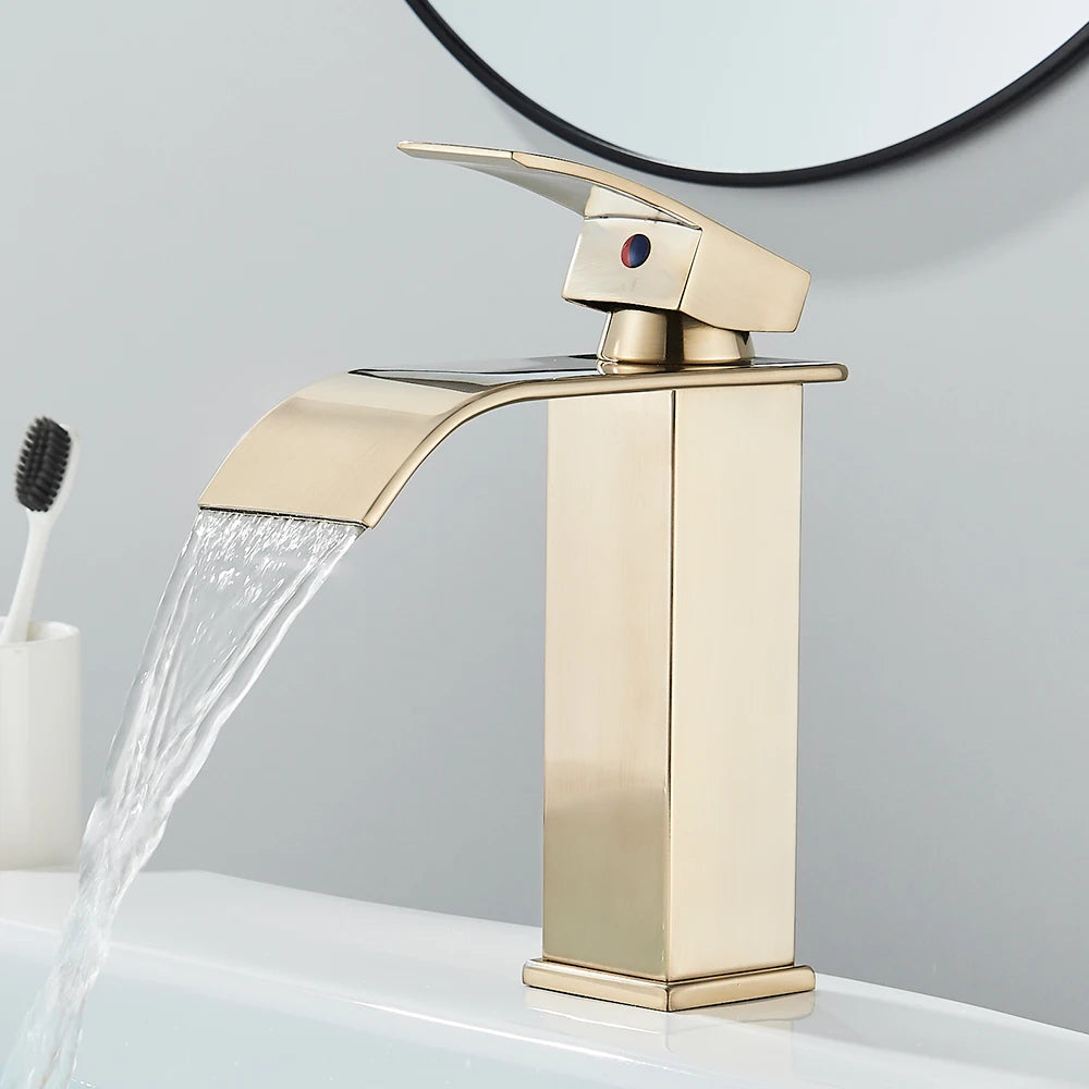 Robinet salle de bain dore court ,eau limpide coule cascade lavabo blanc miroir en face