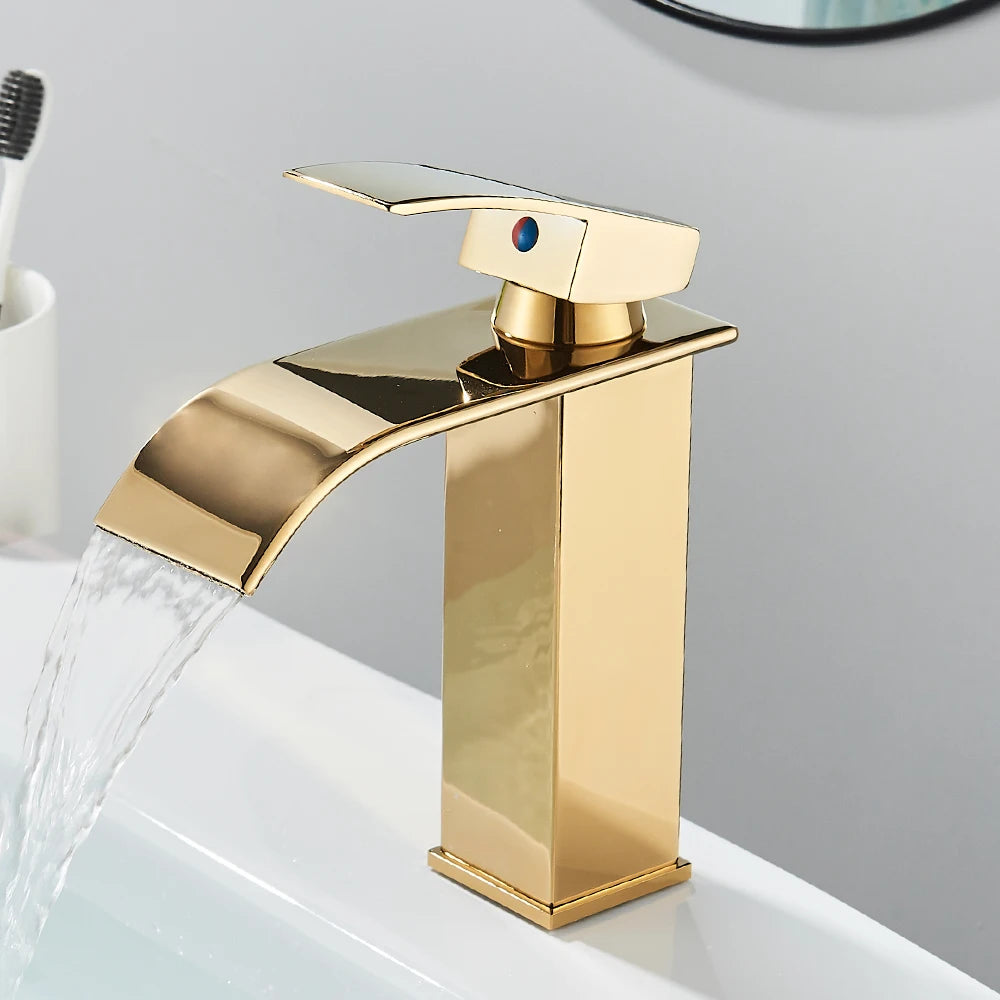 Robinet salle de bain doré fonce court, eau limpide coule cascade lavabo blanc
