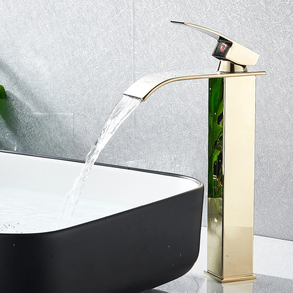 Robinet salle de bain doré long eau limpide coule cascade lavabo blanc et noir