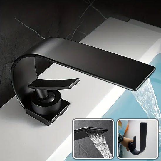 Robinet salle de bain noir brossé coule dans le lavabo blanc d'eau limpide