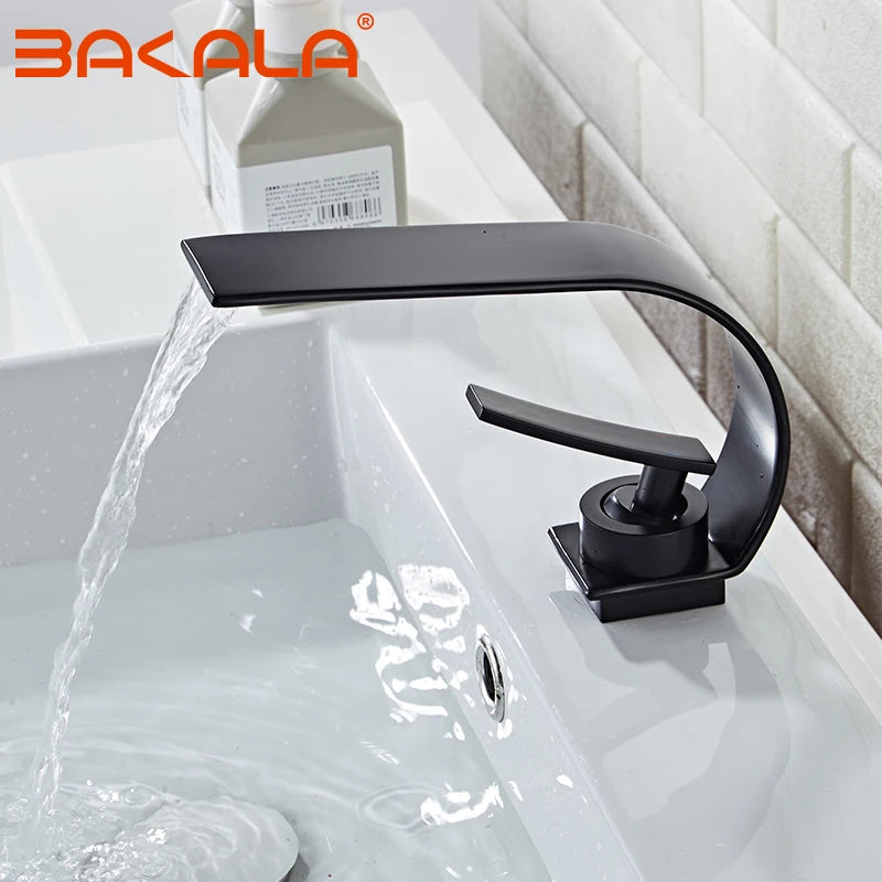 Robinet salle de bain noir chromé , eau coule dans le lavabo gris-blanc d'eau limpide