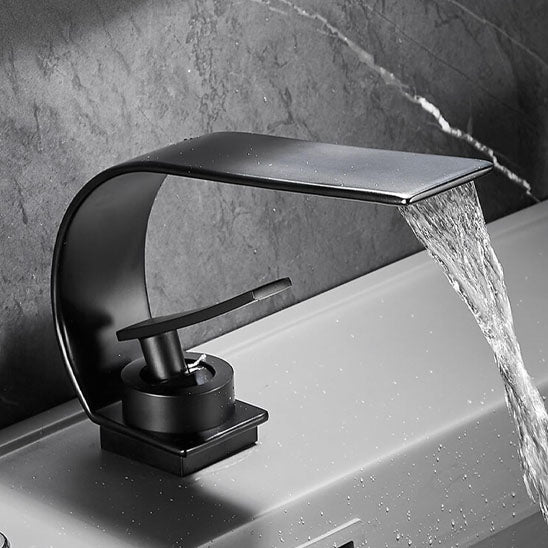 Robinet salle de bain noir chromé , eau coule dans le lavabo gris-blanc d'eau limpide