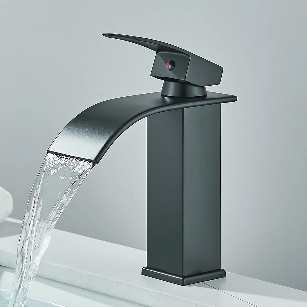 Robinet salle de bain noir court eau limpide coule cascade lavabo blanc