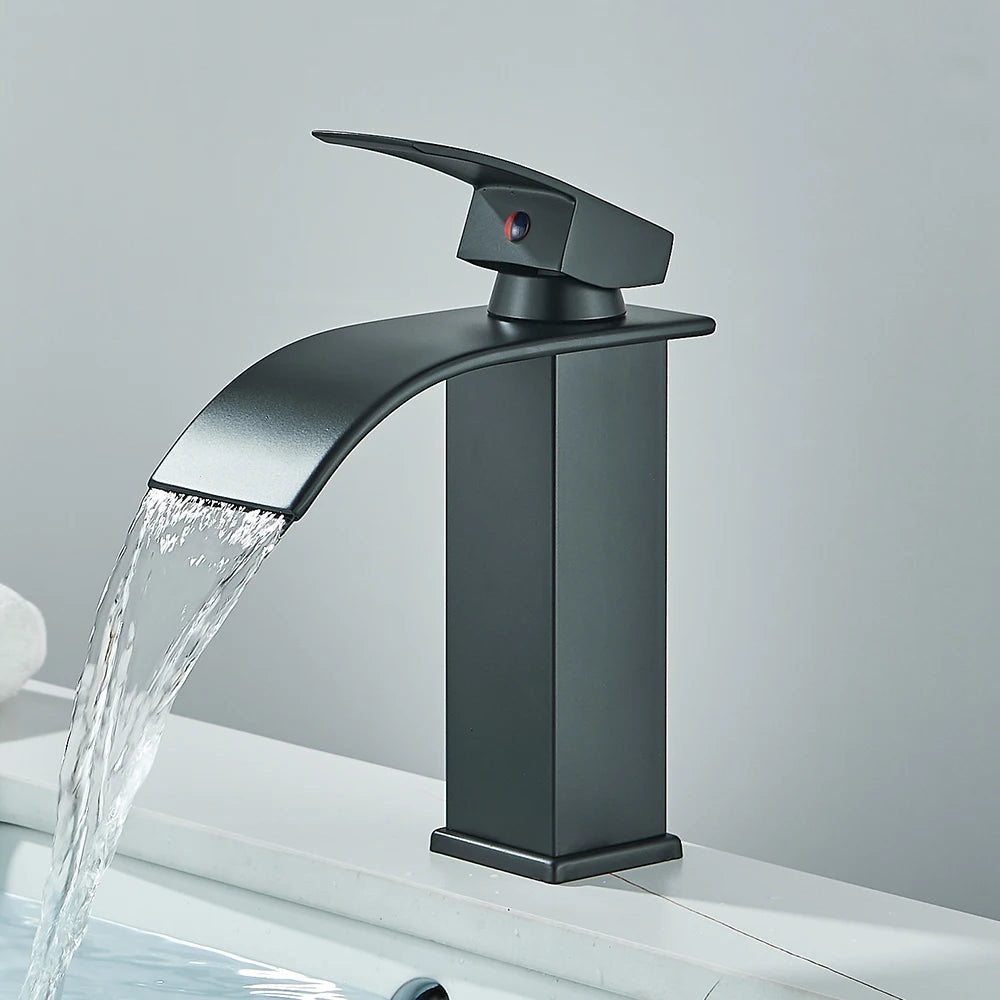 Robinet salle de bain noir court ,eau limpide coule cascade lavabo blanc