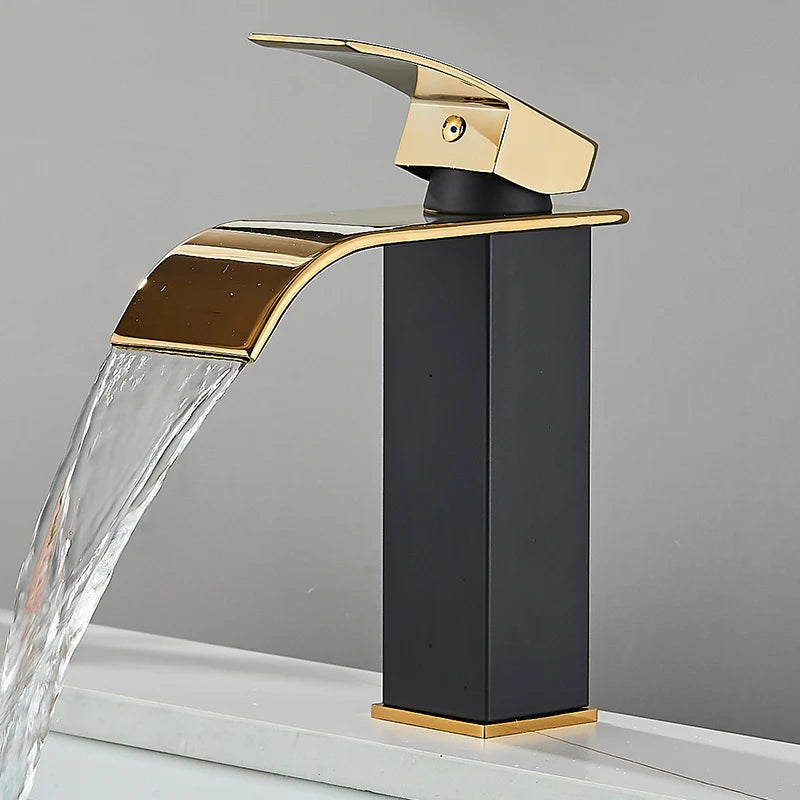 Robinet salle de bain noir et or court eau limpide coule cascade lavabo blanc