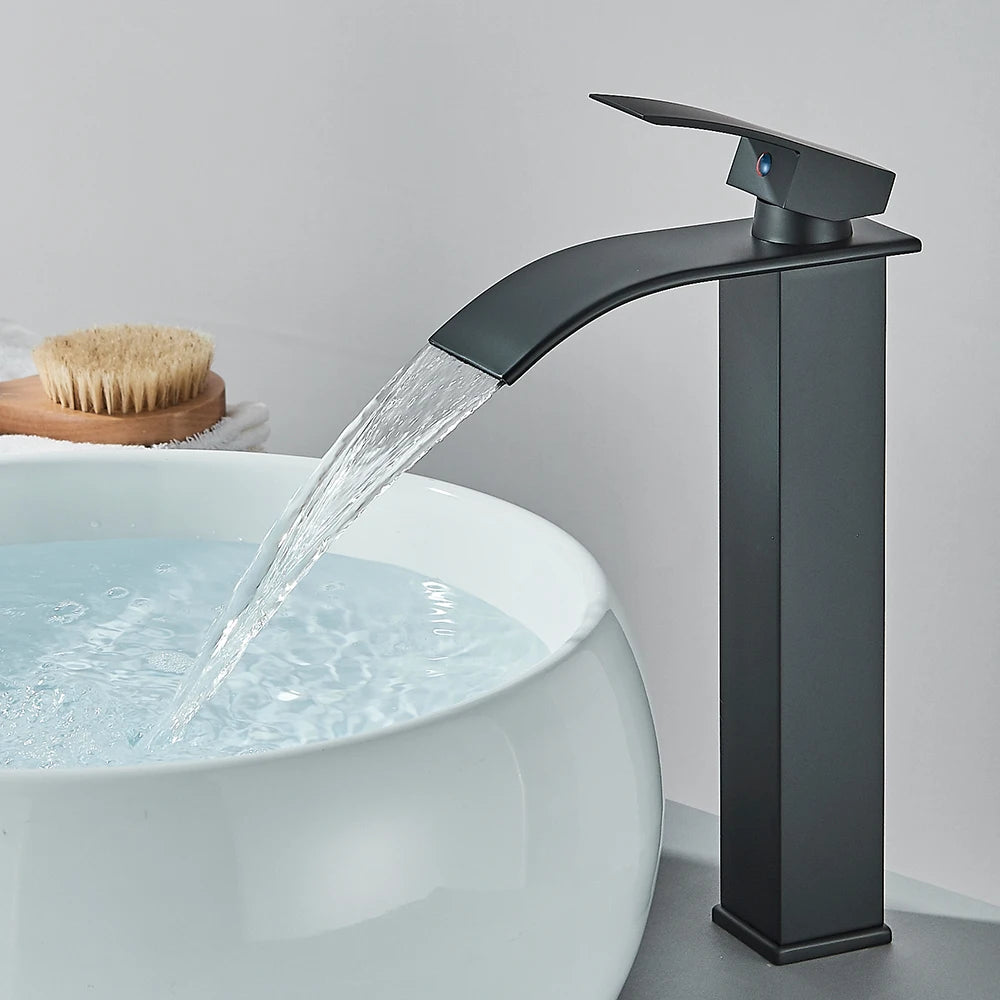 Robinet salle de bain noir long eau limpide coule cascade lavabo blanc sphérique brosse à cÎté