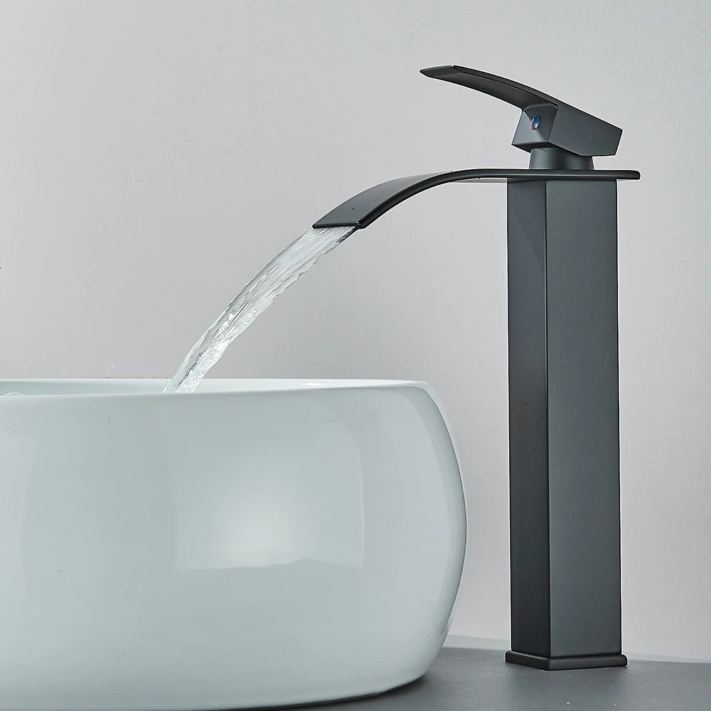 Robinet salle de bain noir long eau limpide coule cascade lavabo blanc sphérique