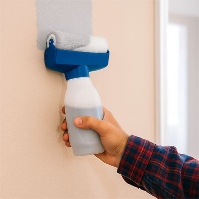 Rouleau peinture blanc et bleu dans une main d'homme à chemise à carreaux
