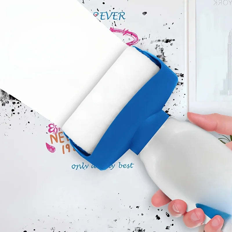 dimensions du Rouleau peinture blanc et bleu dans une main