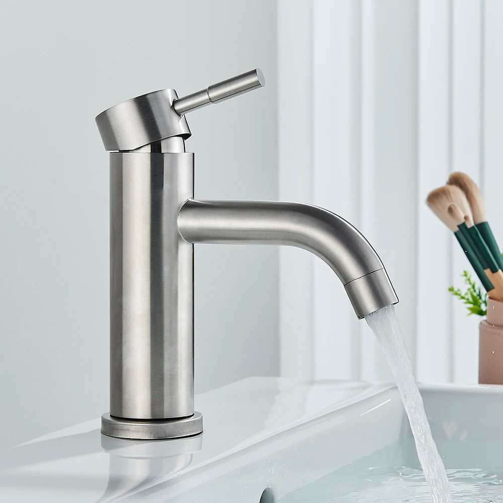Mitigeur-pour-salle-de-bain-polyvalence-argent-eau-coule-élégant-surface-reflète-lumière-confort-quotidien
