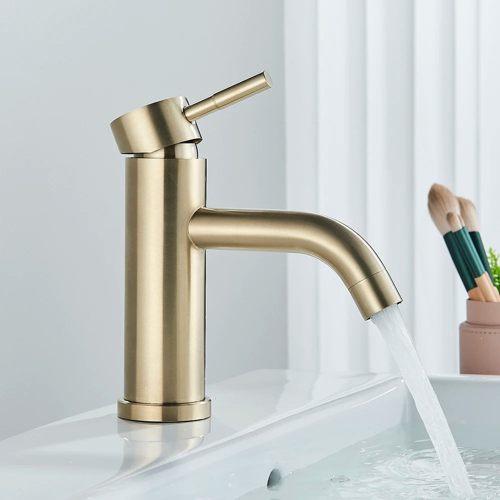 Mitigeur-pour-salle-de-bain-polyvalence-élégant-surface-reflète-lumière-confort-quotidien-eau-coule