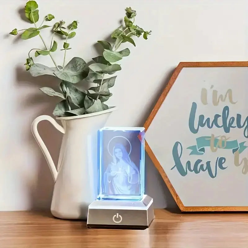 Statue-de-Vierge-Marie-lumiere-led-bleue-sur-bureau-vase-blanc-feuilles-vertes-cadre