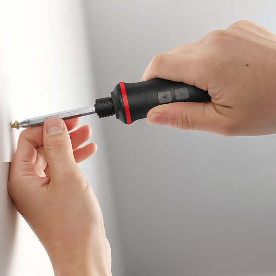 Femme visse avec Tournevis electrique Rechargeable USB 3.6V avec lumière LED sur le mur