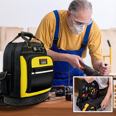 Bricoleur a cote caisse a outils , Sac à outils, torche dans sa main