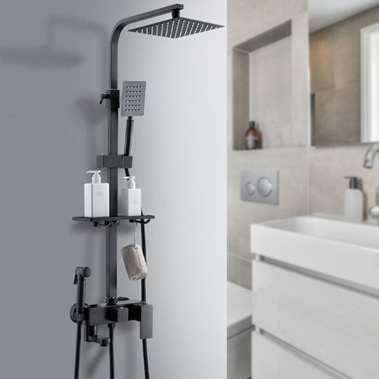 Colonne de douche chrome dans la salle de bain grise