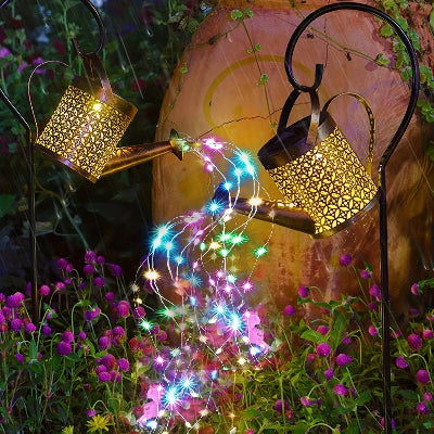 deux Lampe solaire extérieur éclaire la nuit dans le jardin à coté d'un rocher marron