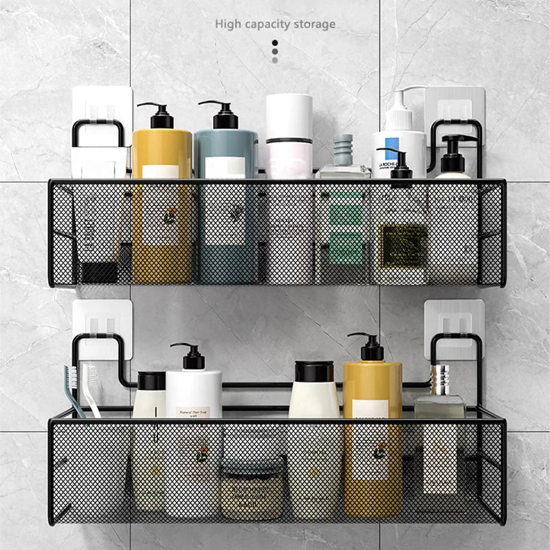 deux Étagère noires remplies de bouteilles shampoing , de gel dans salle de bain