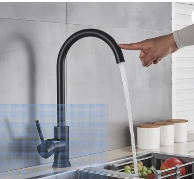 doigts commande tactile du Robinet cuisine noir Coulissant à douchette extractible, légumes dans l'évier