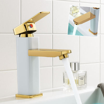 eau coule du robinet salle de bain blanc dore