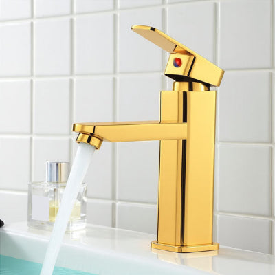 eau coule du robinet salle de bain dore