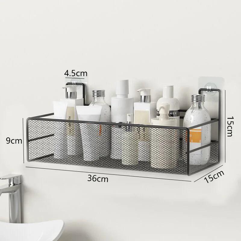 Étagère blanche avec dimensions rempliede shampoing, de gel de douche dans salle de bain blanche