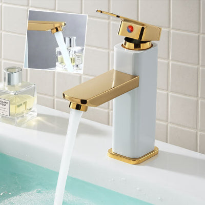 évier rempli d'eau coulant du robinet salle de bain blanc dore, bouteille parfum sur evier
