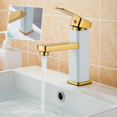 évier rempli d'eau coulant du robinet salle de bain blanc dore